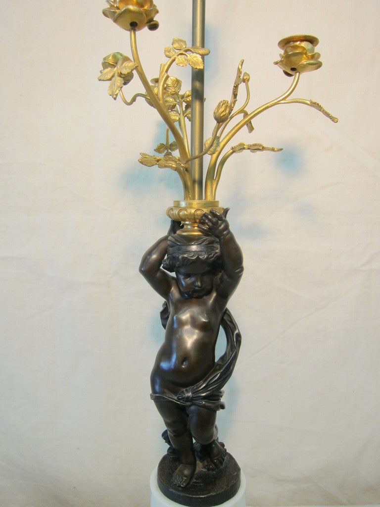 Coppia di lampade a putti in bronzo francesi del XIX secolo in vendita 2