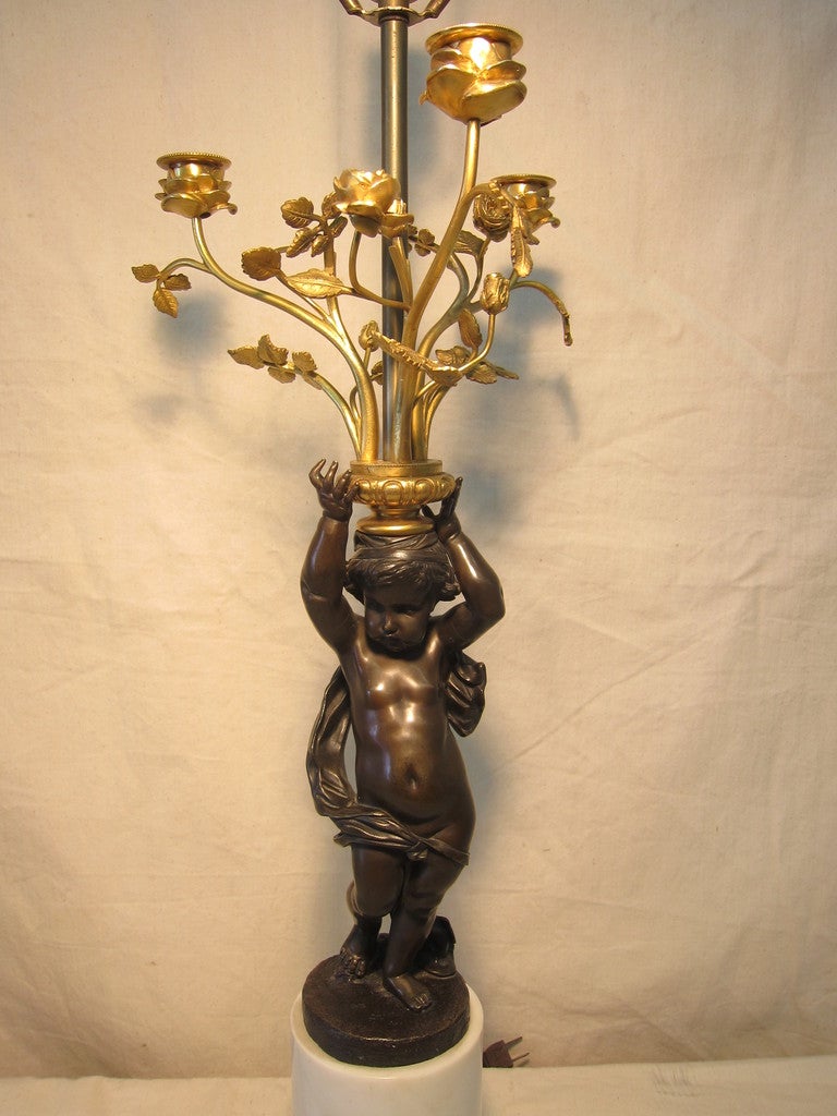 Coppia di lampade a putti in bronzo francesi del XIX secolo in vendita 3