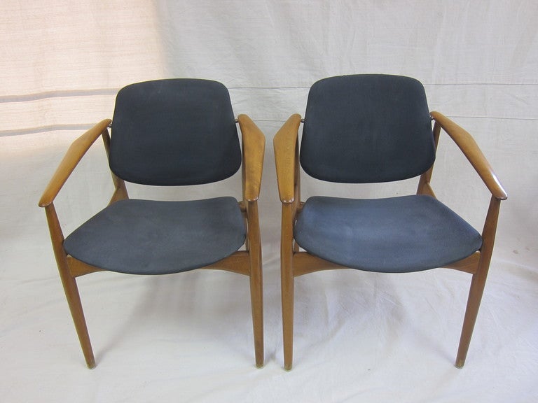 Arne Vodder Mid-Century armchairs with pivoting back support.  A  rare and early pair model B092 / 188F by Arne Vodder one of the second generation master of Danish Mid Century Design.  Made by France & Daverkosen, before they became later named