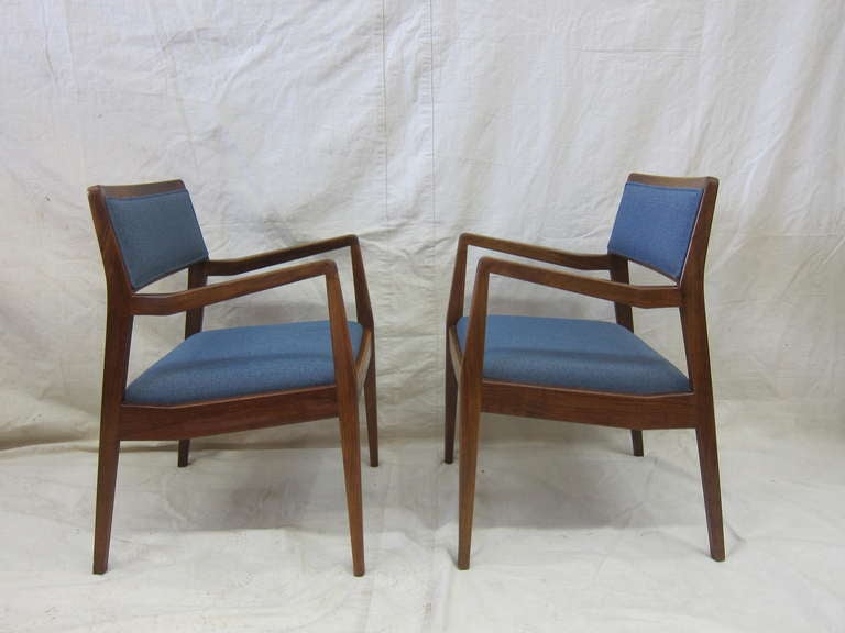 Mid-Century Modern Pair Jens Risom Playboy chairs  For Sale