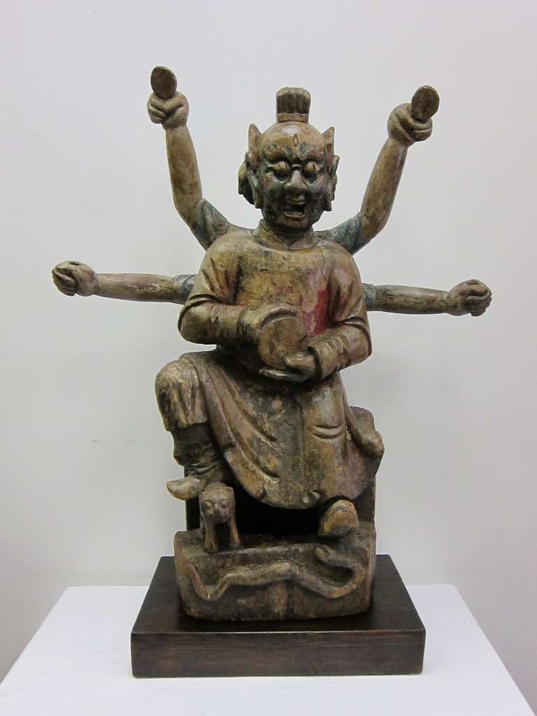 Statua di Buddha in legno intagliato di Nezha del XVIII secolo o precedente; .  
Un'interpretazione meravigliosamente scolpita della manifestazione del Buddha cinese Nezha, che mostra le sue tre teste e sei braccia.  Questa statua rappresenta