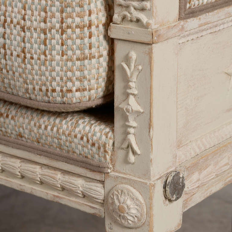 Elegantes gustavianisches Sofa mit wunderschönen geschnitzten Originaldetails. Löwenköpfe auf der Oberseite der Armlehne und weibliche Büste auf der Armlehne, Akanthusverzierung an den Beinen. Solide und robust für den täglichen Gebrauch. In sehr