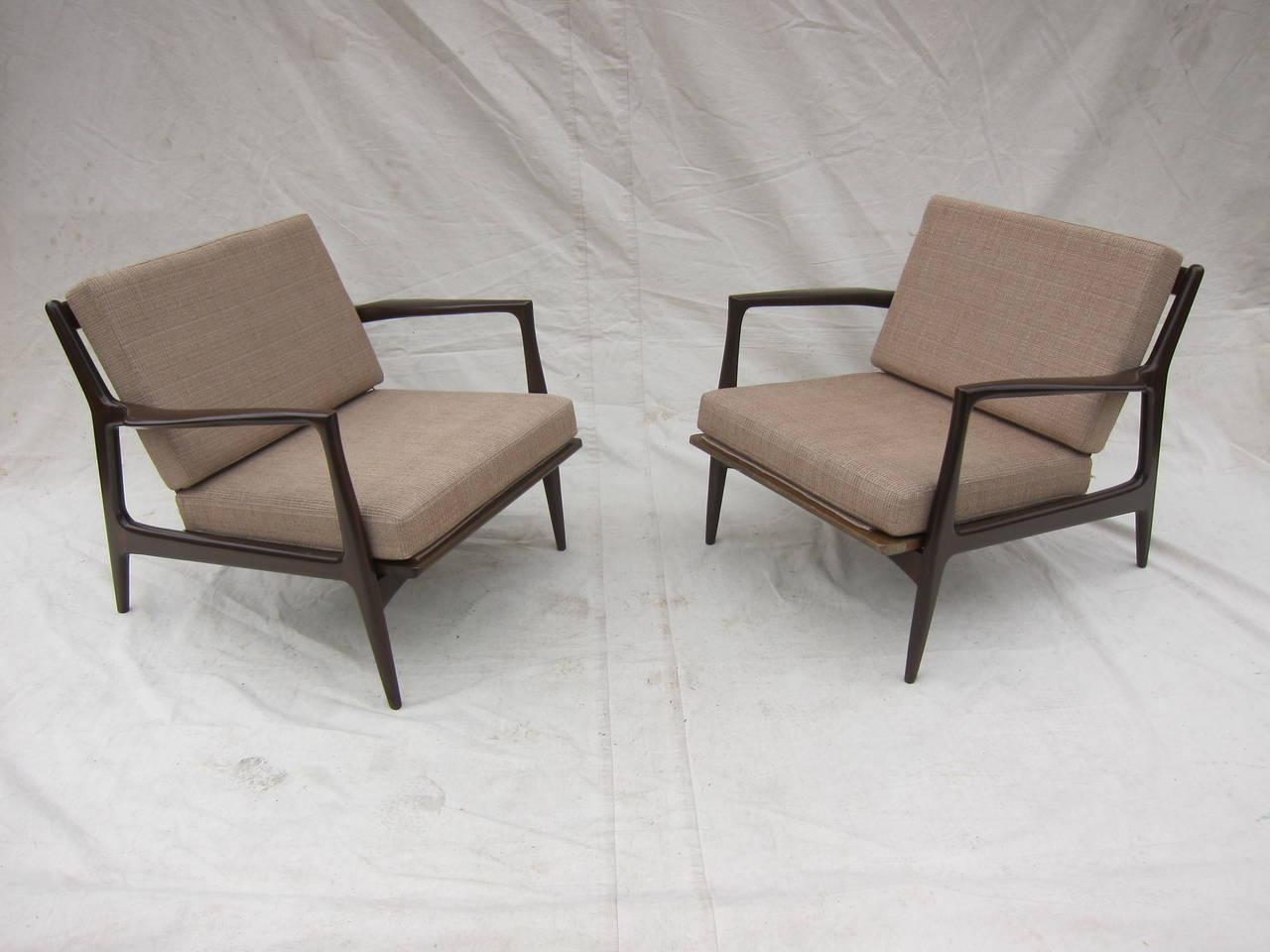 The iconic Mid Century Danish Modern lounge chair by IB Kofod Larsen for Selig, 1960. Walnut. 
Wood frames are in very good condition. 
Upholstrey & cushions are recent and in very good condition.