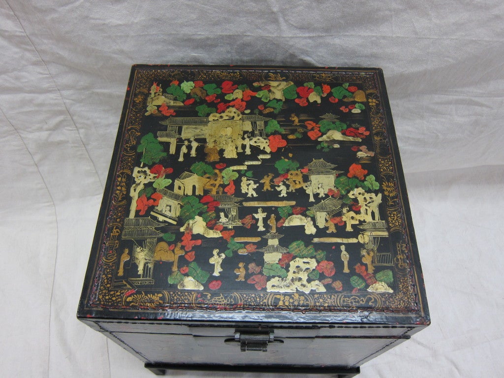 Table boîte peinte ancienne style chinoiseries Bon état - En vente à New York, NY