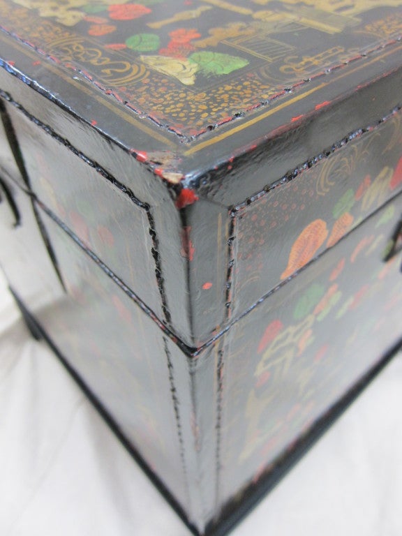 Cuir Table boîte peinte ancienne style chinoiseries en vente