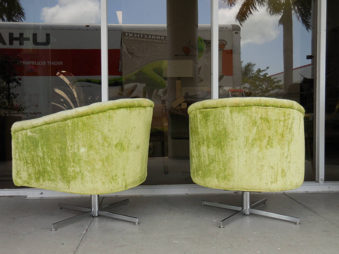 Iconic and Rare Pair of Swivel Chairs by Milo Baughman In Excellent Condition In Miami, FL