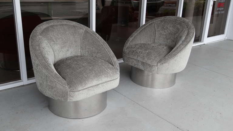 American Pair Of 1970s Swivel Tub Chairs