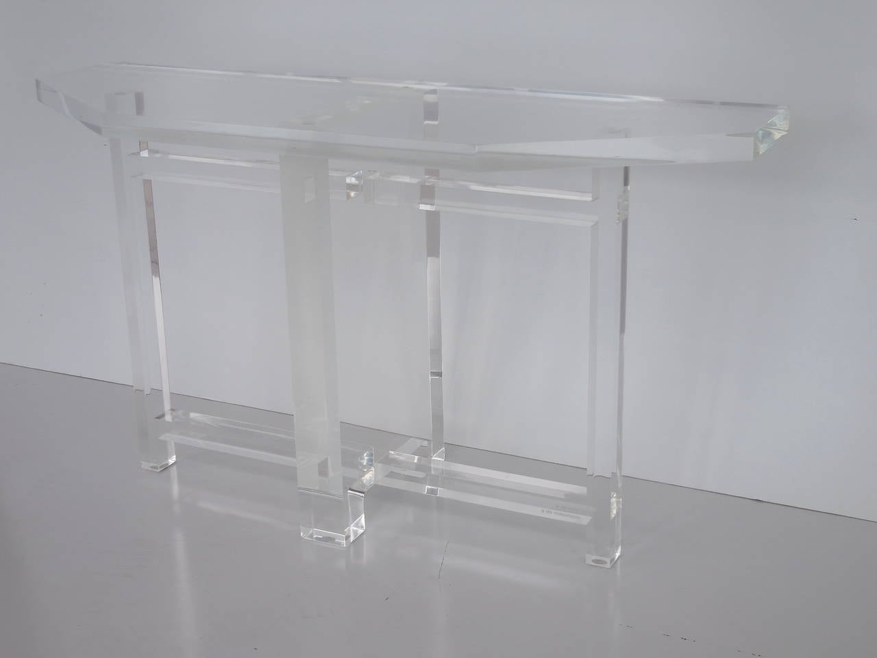 A solid Lucite console by Les Prismatiques. Superb craftsmanship, made of thick slabs with an architectural design. Superb craftsmanship and design. The center slab is 3