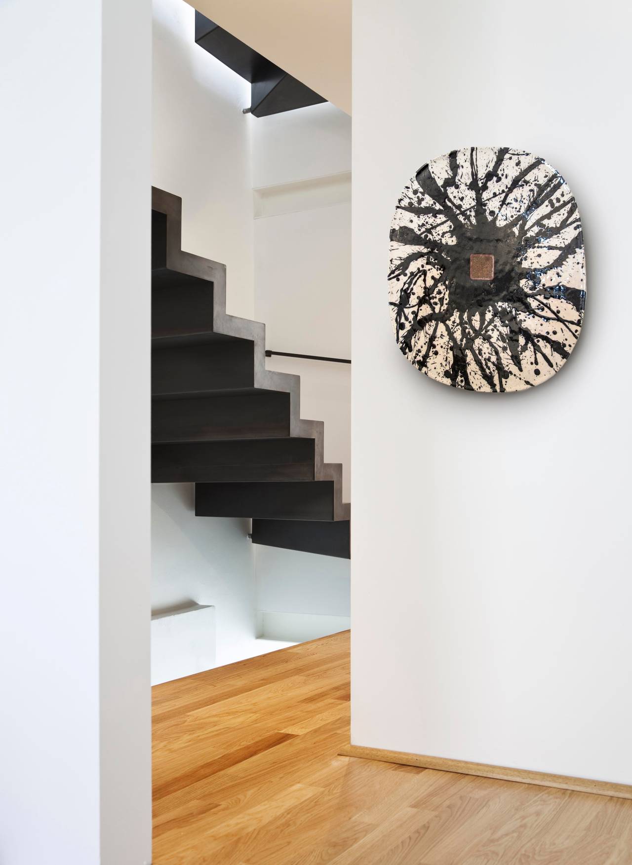 Jun Kaneko Classic black and white splatter platter.

Jackson Pollock inspired splatter patterns

with a focal point of a thin red glazed line.

This is one of Jun' iconic patterns and a very similar example can be seen in his retrospective