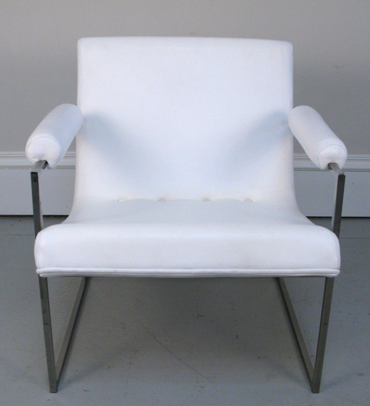 A very good looking chrome frame, comfortable Milo Baughman lounge chair in the original white leather.