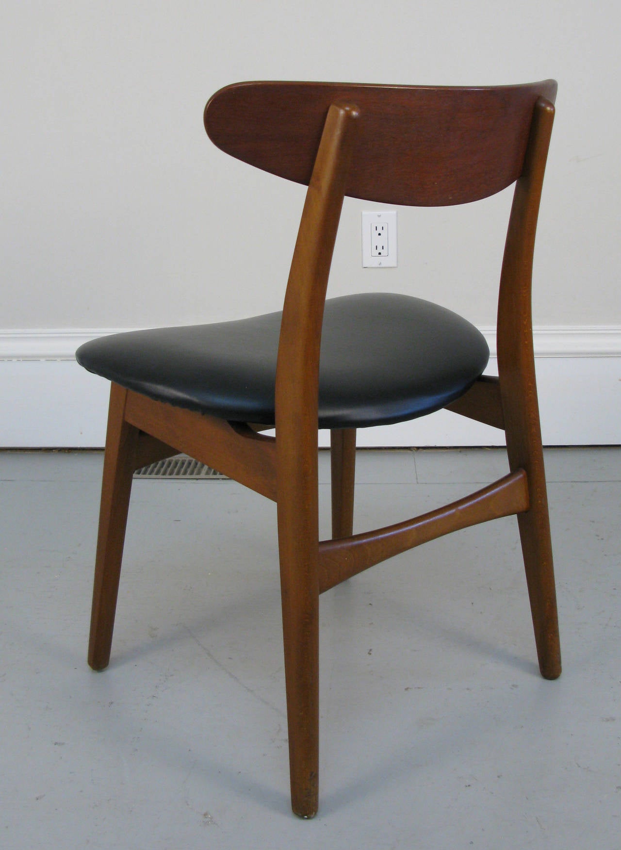 Mid-Century Modern Pair of CH-30 Chairs by Hans Wegner