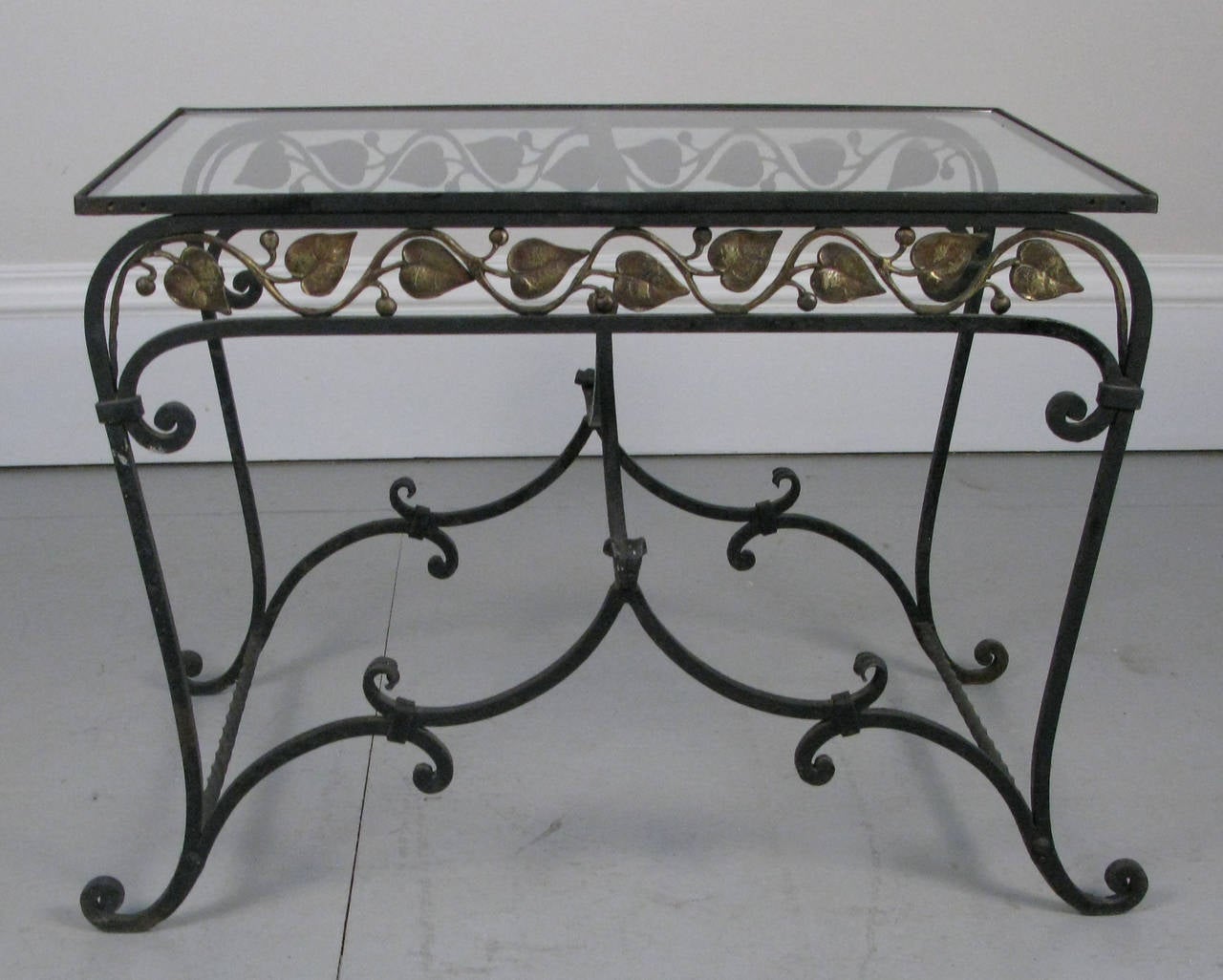 A great looking wrought iron side or coffee table. The table is finely made beautifully designed. The table appears to have been used indoors or under cover of a porch.