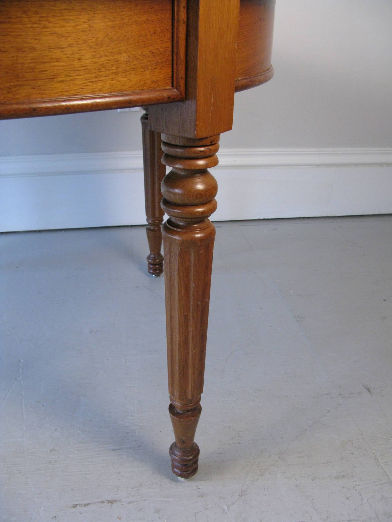 19th Century Round Walnut Table In Excellent Condition In Hudson, NY