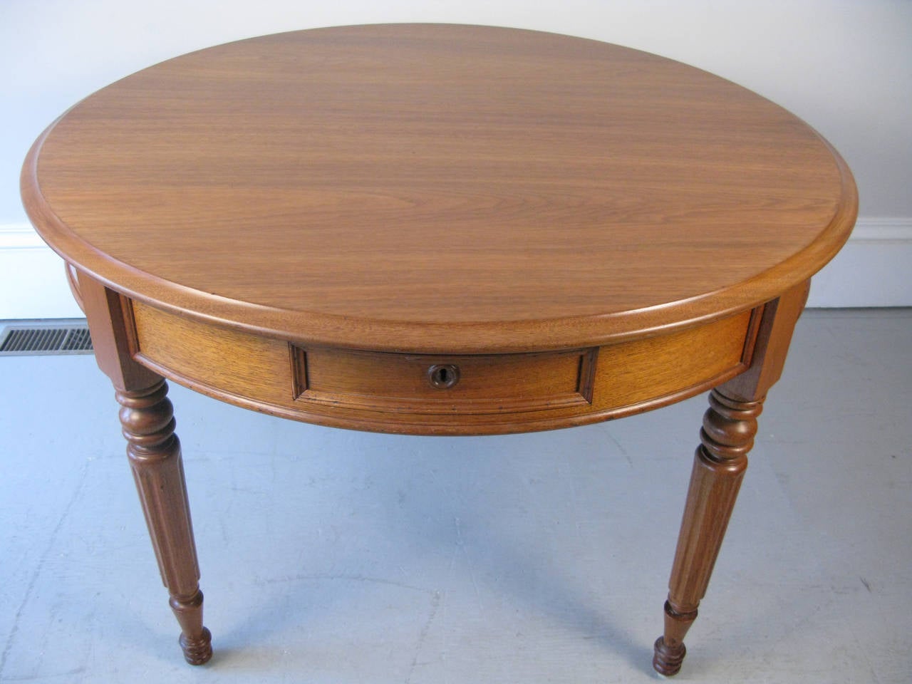 Woodwork 19th Century Round Walnut Table