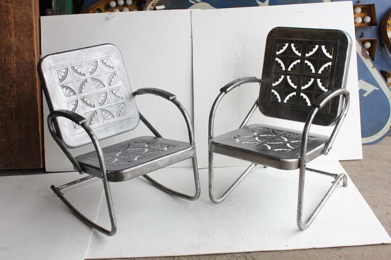 Mid Century Metal Garden Chairs In Good Condition For Sale In Chicago, IL
