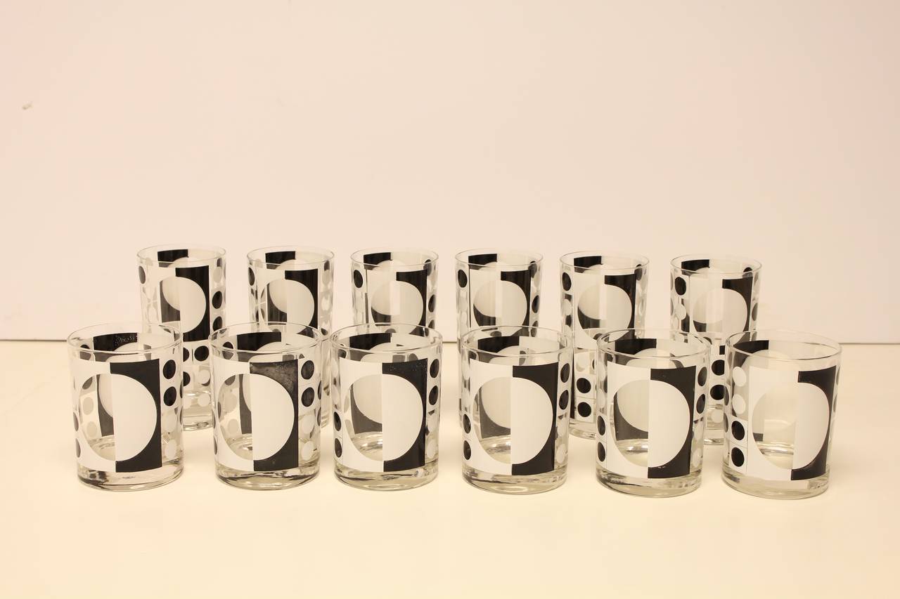 Stylish Mid-Century glassware. Set of 12 glasses. Tall glass H 5.5