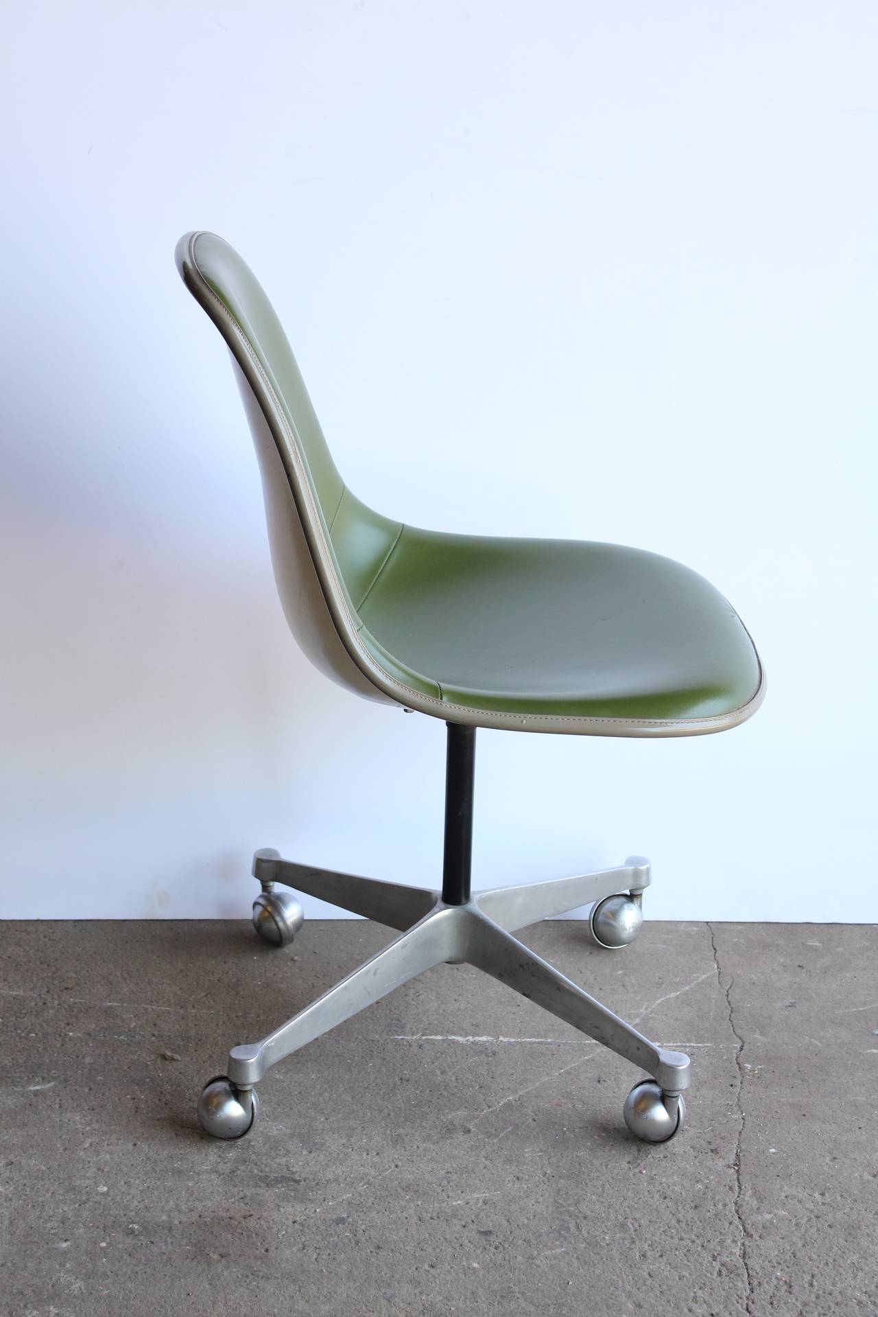 1960s Charles Eames swivel desk chair for Herman Miller. We have two available. Listed price is for one chair.