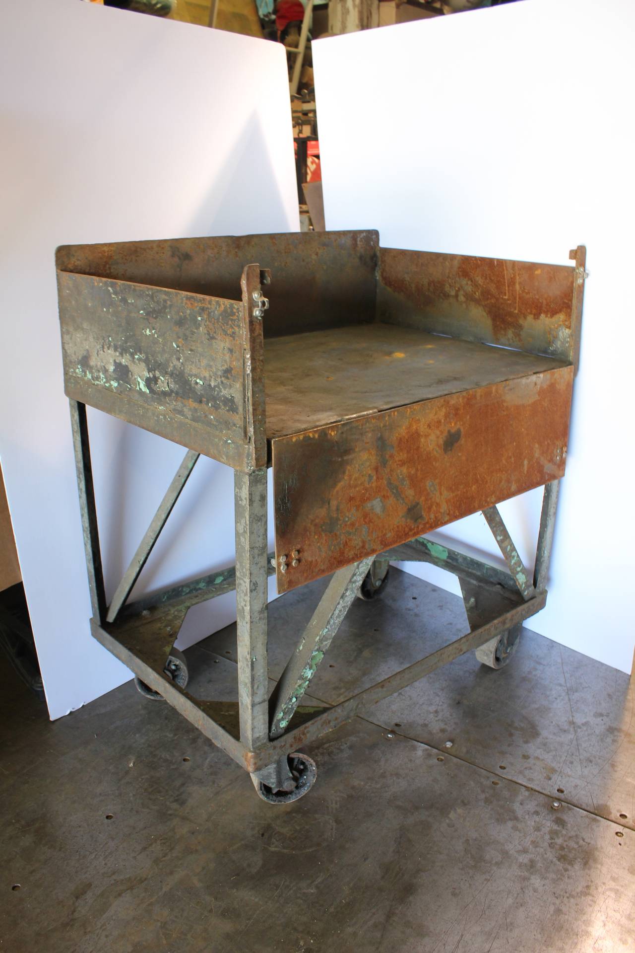 Vintage American Metal Bar Cart In Good Condition For Sale In Chicago, IL