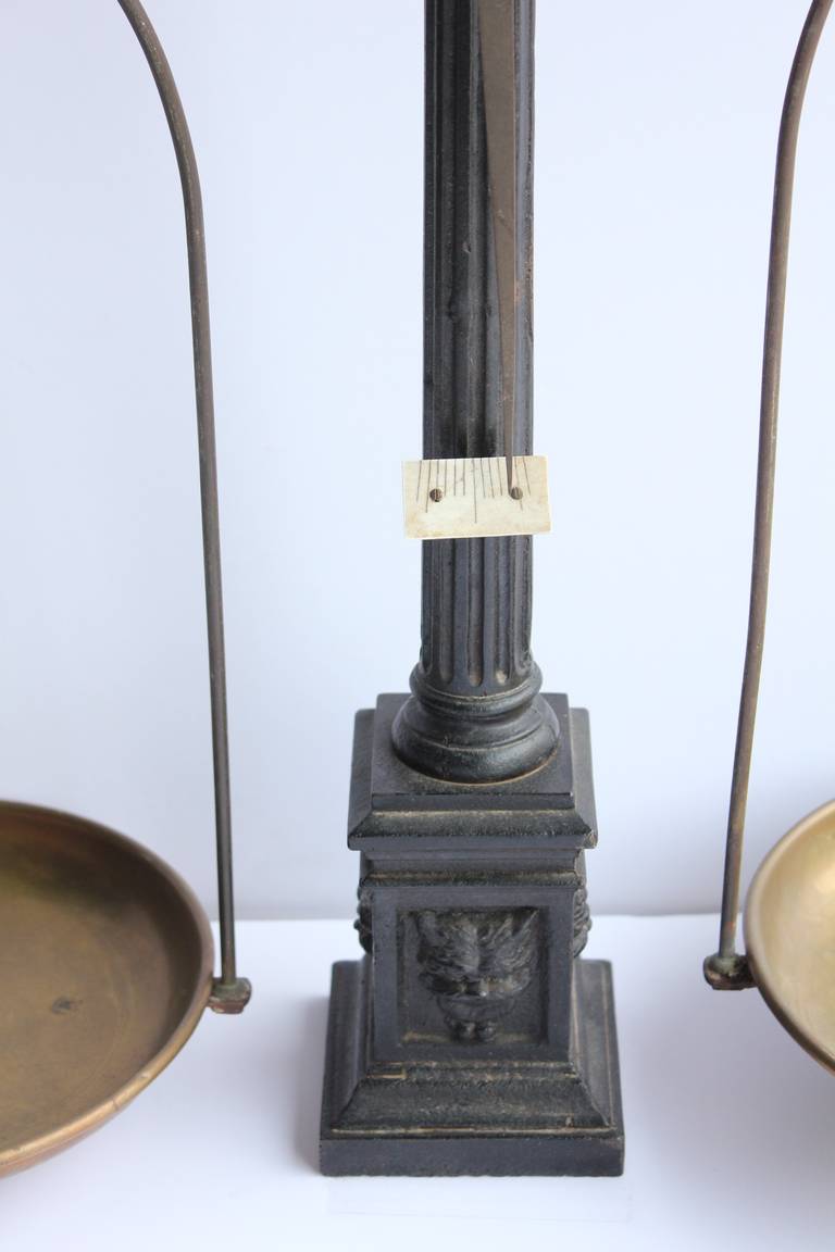 Antique Cast Iron and Brass Grocery Store Scale In Good Condition In Chicago, IL