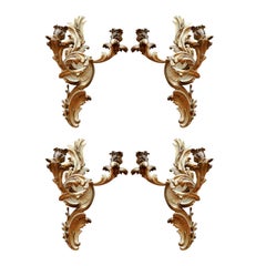 Grupo de cuatro candelabros franceses de dos brazos de bronce dorado del siglo XIX