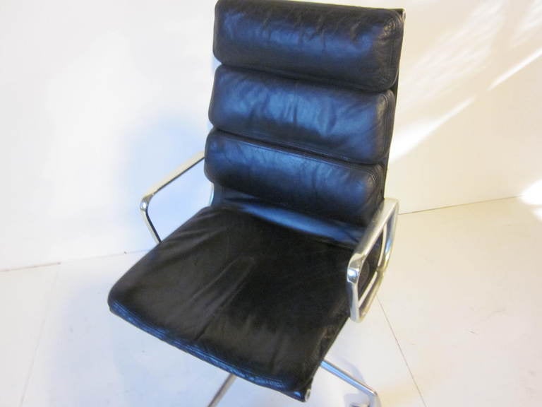 Eames Aluminum Group Executive Chair  In Good Condition In Cincinnati, OH