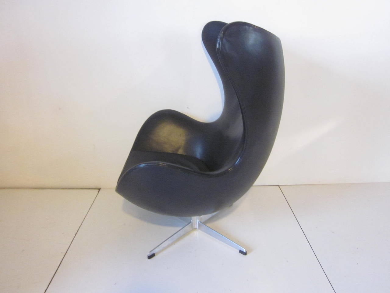 Modern Arne Jacobsen Leather Egg Chair