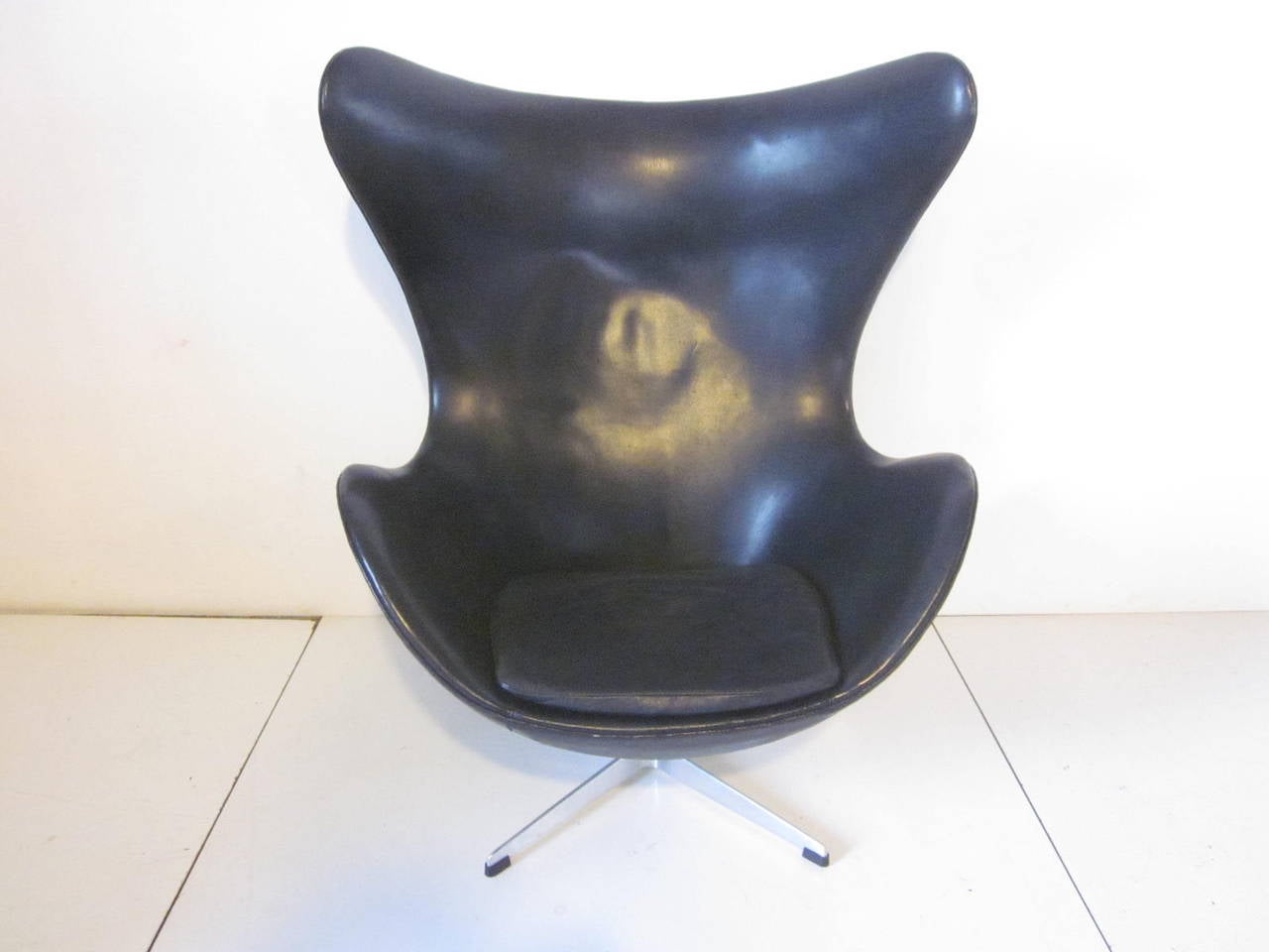 Arne Jacobsen Leather Egg Chair In Excellent Condition In Cincinnati, OH