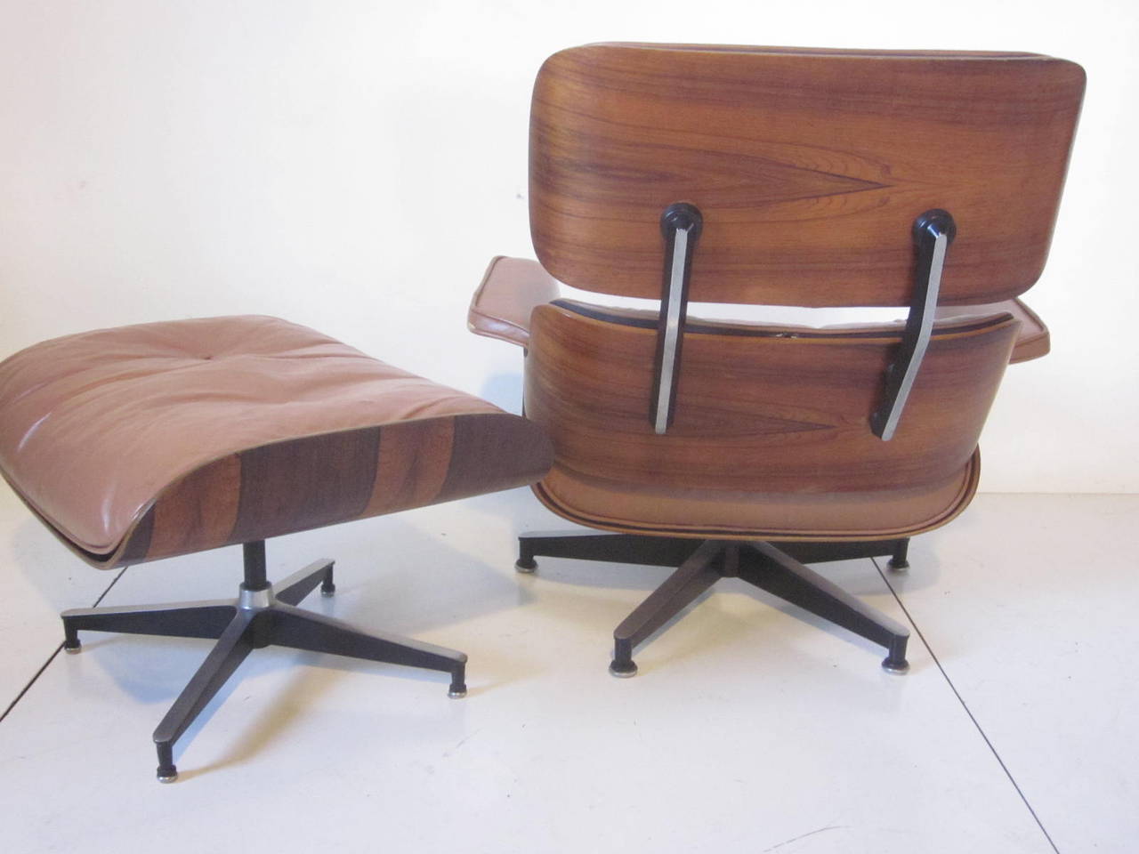 Mid-Century Modern Eames 670 Lounge Chair and Ottoman