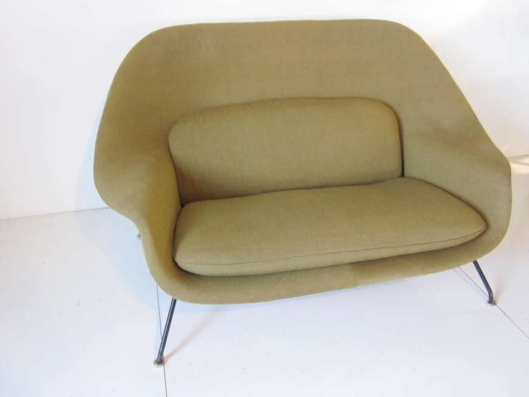 Fabric Eero Saarinen Womb Settee