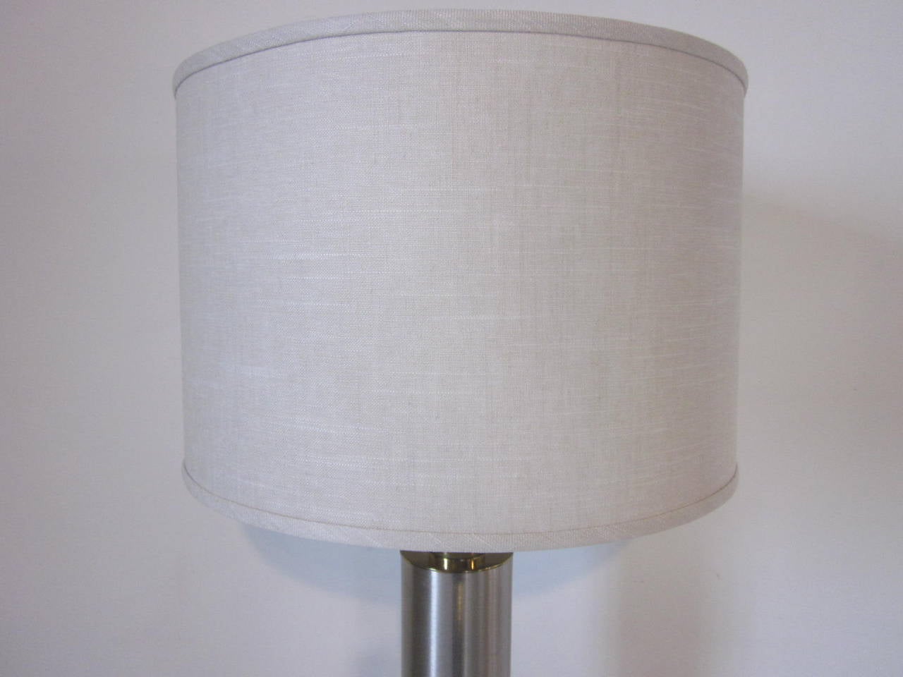 Mid Century Laurel Brushed Stainless and Brass Table Lamp  In Good Condition For Sale In Cincinnati, OH