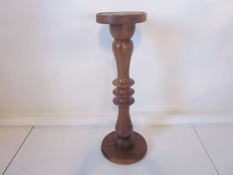 Powell or Coffey styled Studio Handcrafted Walnut Pedestal by Lester Holtz  In Good Condition In Cincinnati, OH