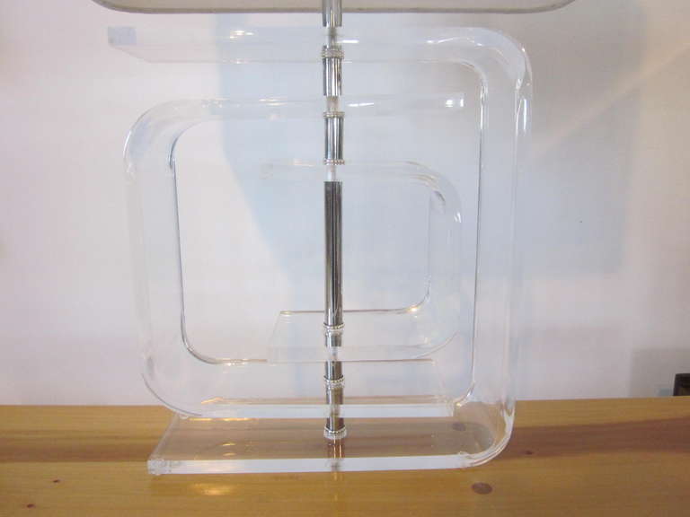 Lucite Table Lamp In Excellent Condition In Cincinnati, OH