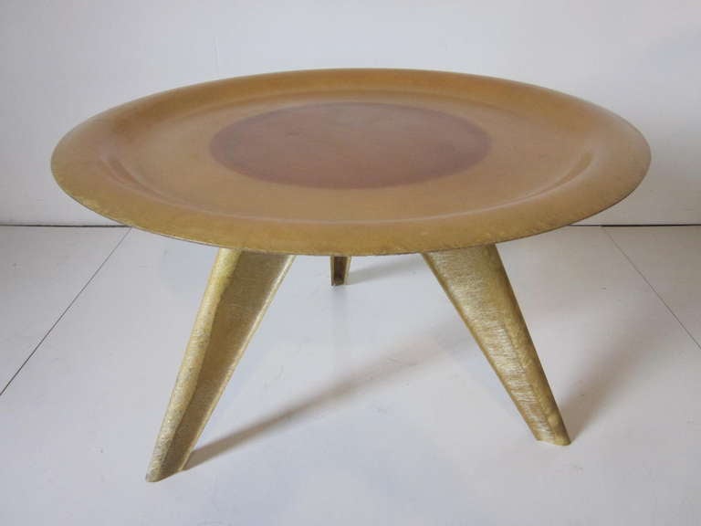 A molded fiberglass coffee table sitting on matching legs with a great design and engineering aesthetic. A hard to find early modern look from the midcentury period in the manner of Zenith Plastics Company. The perfect table for any Industrial or