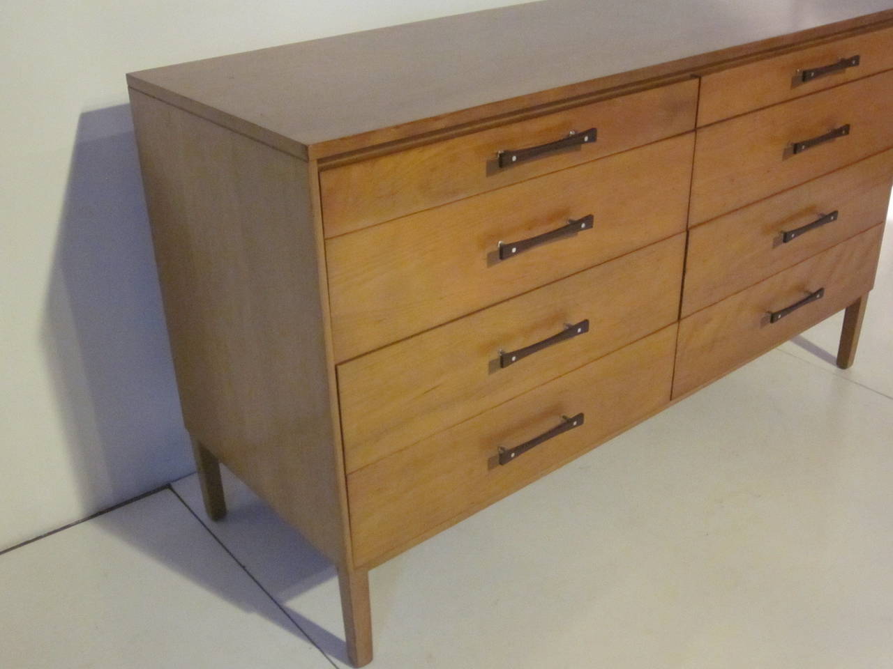 A solid maple wood Paul McCobb eight drawer chest, two small upper drawers and six larger lower drawers with bowtie shaped rosewood and aluminum pulls. The Perimeter Group is a very hard to find and rare line which was manufactured by the Winchendon
