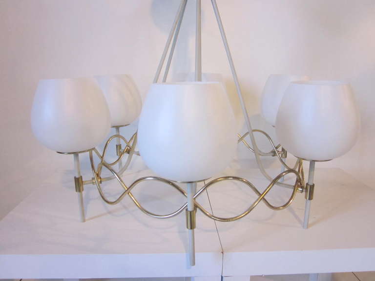 Mid-Century moderno Lampadario in ottone del Medioevo di Lightolier in vendita