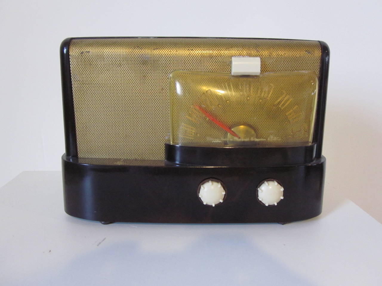 A radio designed by one of the greatest and important American Industrial designers of the 20th century Raymond Loewy. Using the latest materials of the day including plastic and bakelite. A hard to find item in this condition because of the nature