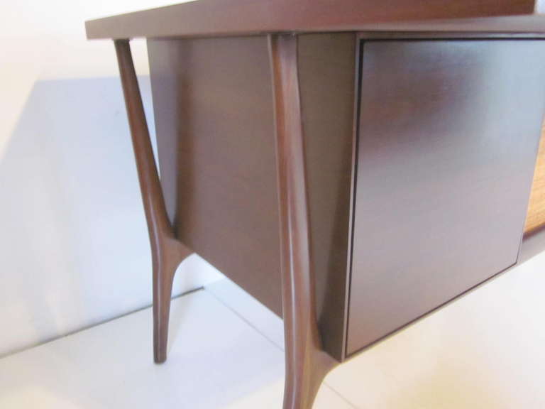 Midcentury Walnut Desk In Excellent Condition In Cincinnati, OH