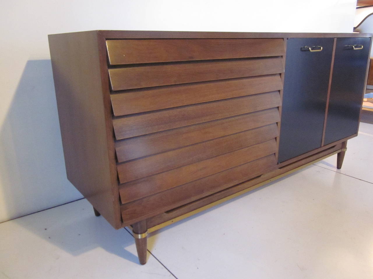 American of Martinsville Walnut Credenza In Excellent Condition In Cincinnati, OH