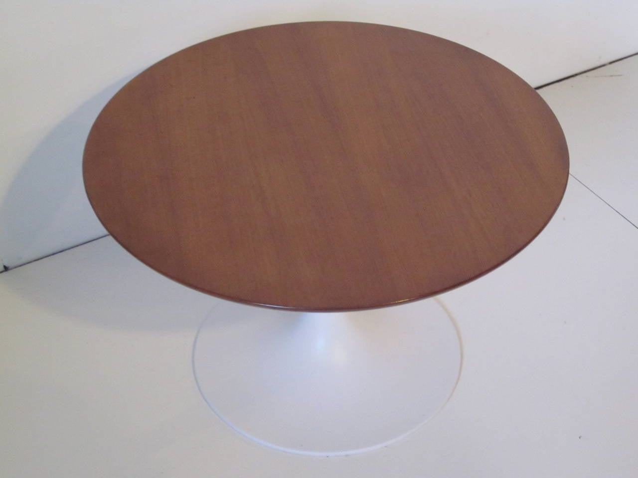 Saarinen Styled Walnut Tulip Side Table In Excellent Condition In Cincinnati, OH