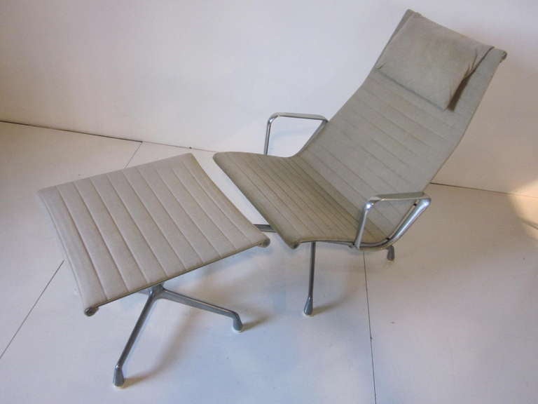 Eames Aluminum Group Lounge Chair w/ Ottoman In Excellent Condition In Cincinnati, OH