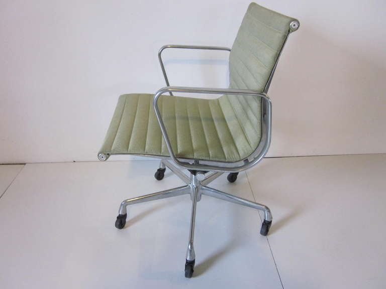 Eames Aluminum Group Desk Chair In Excellent Condition In Cincinnati, OH