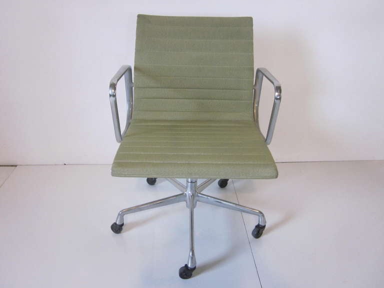 Mid-Century Modern Eames Aluminum Group Desk Chair