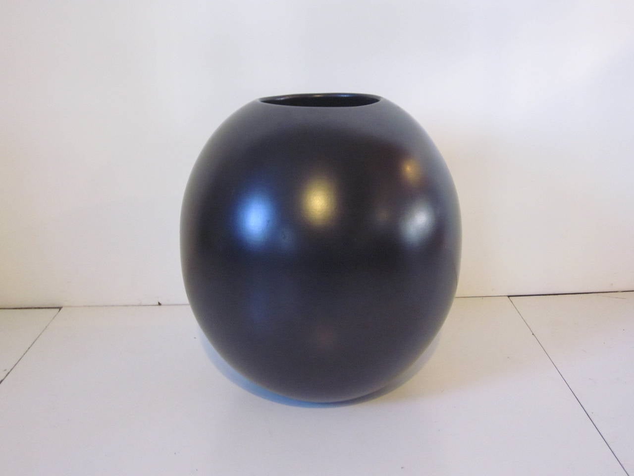 A satin black monumental Marilyn Kay Austin wide mouth high fired clay designer pot / planter. These pots came in a wide range of related shapes and sizes often used by designers, landscape architects and architects in the 1960s-1970s. manufactured