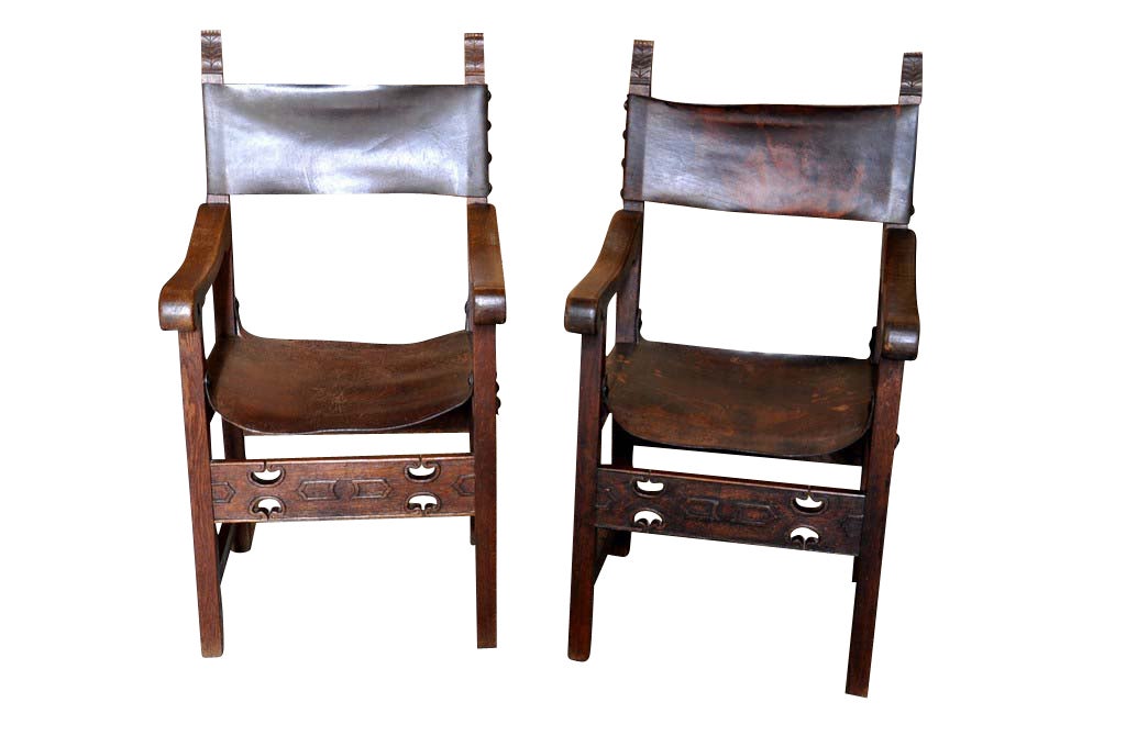 Paire de fauteuils en cuir de style Renaissance espagnole en chêne. Ces fauteuils anciens ont des lignes épurées et une belle patine sur le cuir et le chêne. Ils feraient d'excellents fauteuils de bureau ou des fauteuils d'appoint dans le salon.