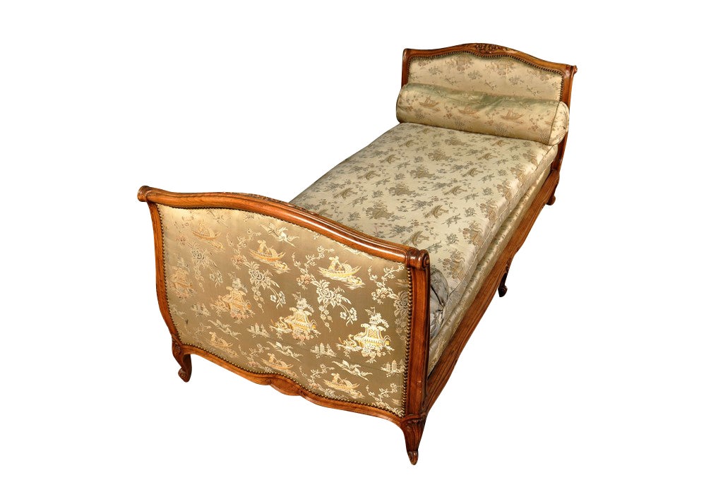 French Louis XV Style Provencal Daybed in Beech Wood In Good Condition In Atlanta, GA