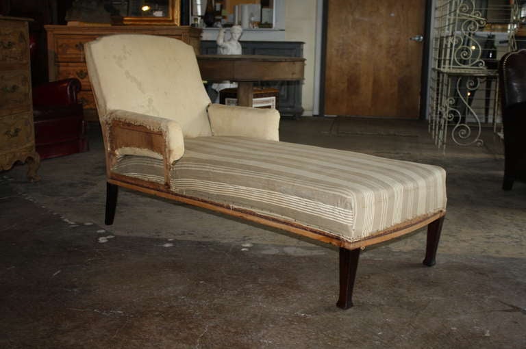 French antique daybed, Napoleon III period in beechwood. This beautiful piece has great clean lines and a long frame perfect for using in a reading nook in a bedroom. This chaise lounge could also be a welcome addition in the living room. The frame