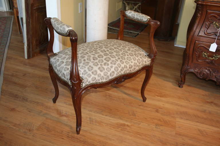 Mid 19th Century French Antique Louis XV Style Bench in Walnut In Good Condition In Atlanta, GA