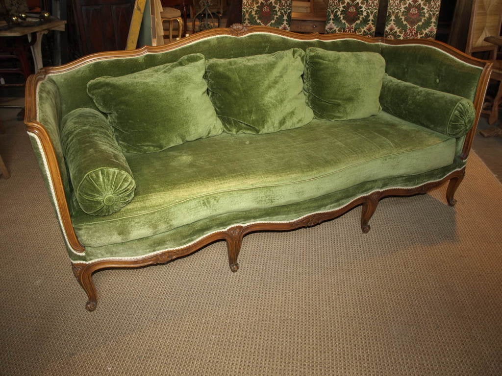 French early 20th century Louis XV style sofa in beechwood and velour. 

Keywords: settee, banquette