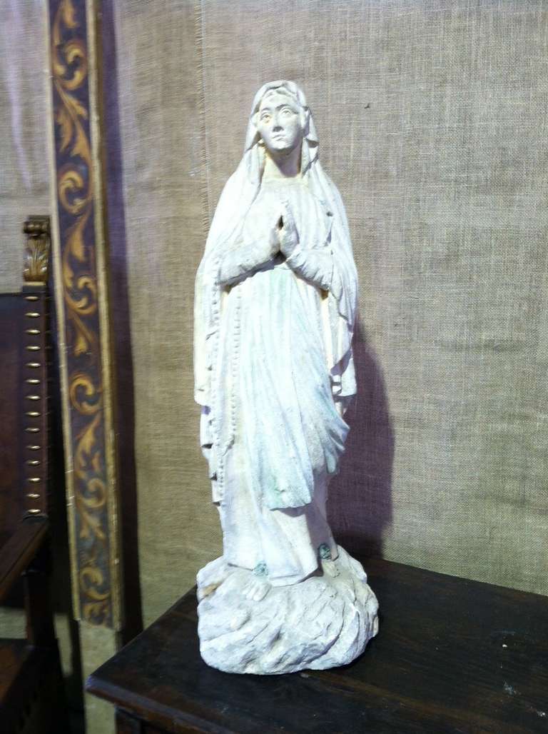 Mid-19th Century Spanish Madonna Statue in Limestone In Good Condition In Atlanta, GA