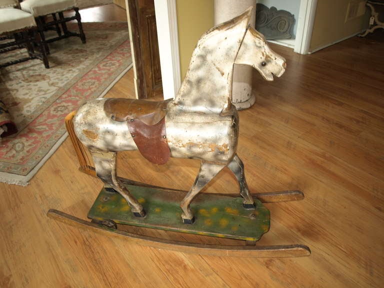 French vintage rocking horse from the 1920's in painted wood and leather.

Keywords: painted furnishings, toys, children's furnishings, children's accessories